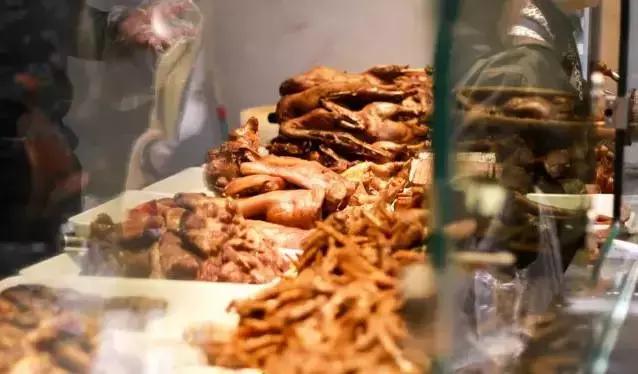 成都的夏夜,就适合穿起拖板儿鞋,整点卤菜,来盘冷啖杯!