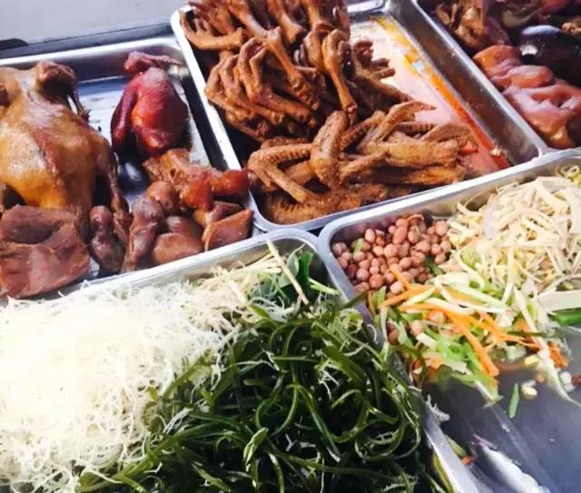 成都的夏夜,就适合穿起拖板儿鞋,整点卤菜,来盘冷啖杯!