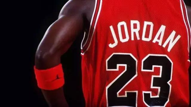 拉里·伯德之后美国白人球星几乎绝迹，乔丹一手遮天，征服所有黑人白人球迷