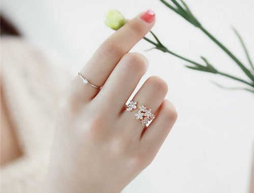 男左手戒指的戴法和意义,女士十指戴戒指的意义