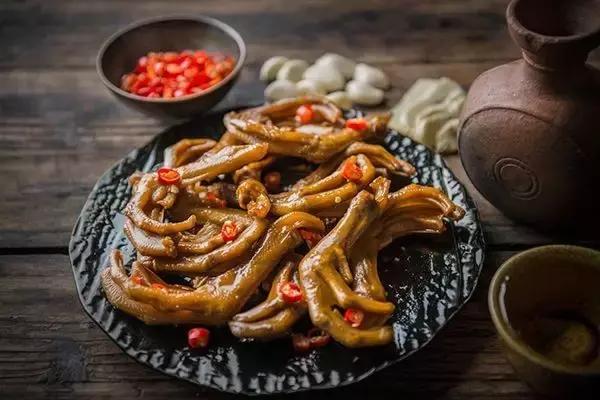 成都的夏夜,就适合穿起拖板儿鞋,整点卤菜,来盘冷啖杯!