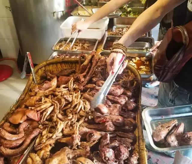 成都的夏夜,就适合穿起拖板儿鞋,整点卤菜,来盘冷啖杯!