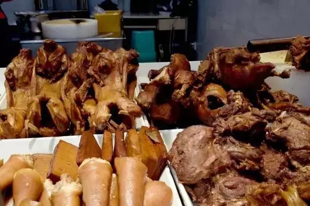 成都的夏夜,就适合穿起拖板儿鞋,整点卤菜,来盘冷啖杯!