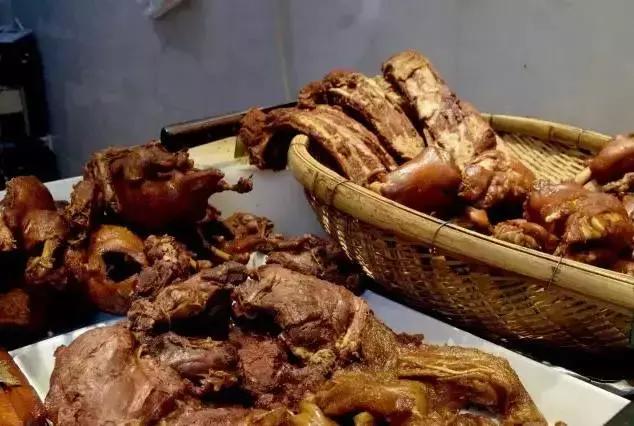 成都的夏夜,就适合穿起拖板儿鞋,整点卤菜,来盘冷啖杯!