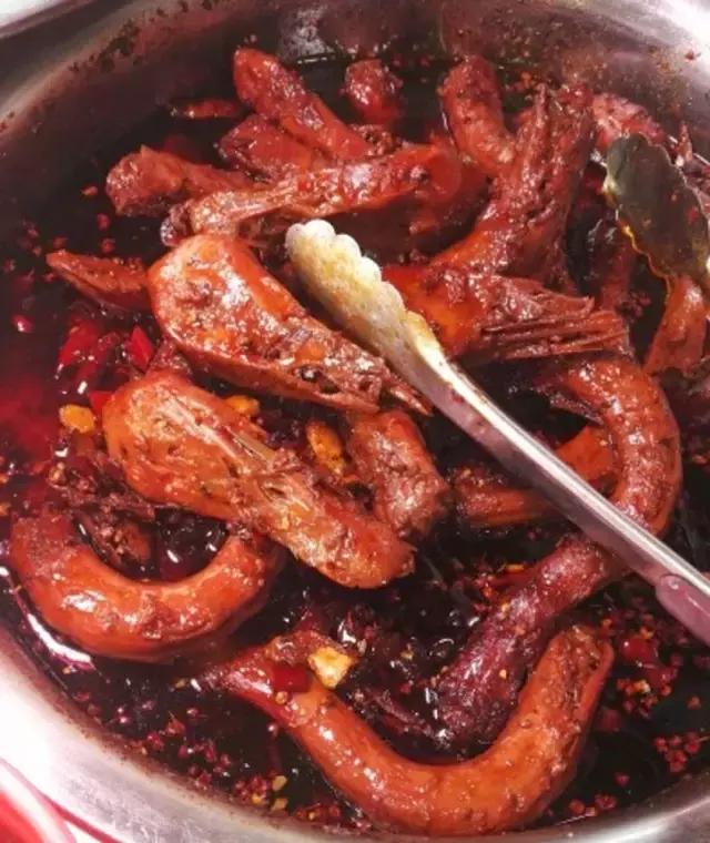 成都的夏夜,就适合穿起拖板儿鞋,整点卤菜,来盘冷啖杯!