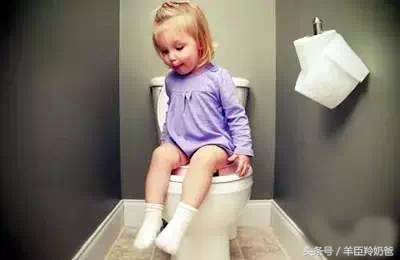 宝宝把尿不尿趴下就尿怎么回事,宝宝把尿放下就尿了怎么办