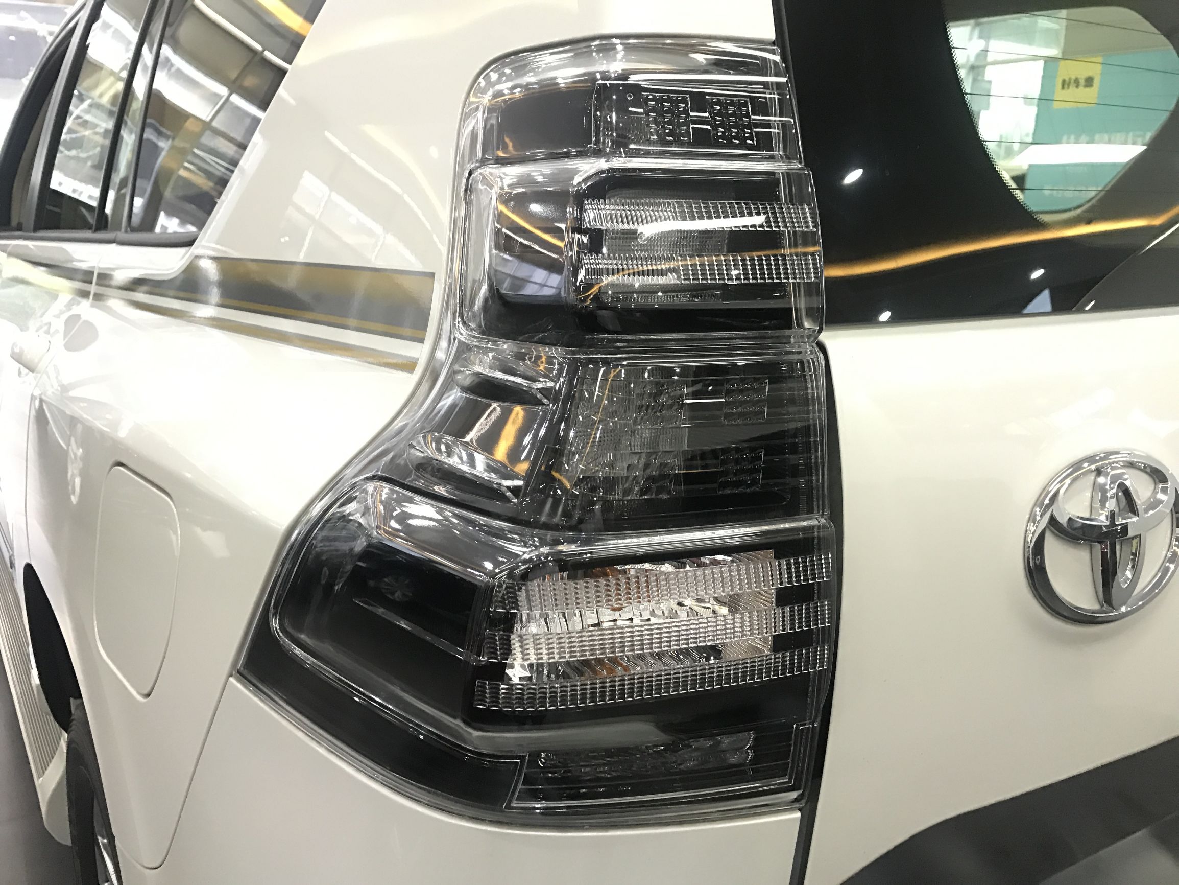 18年顶配限量版酷路泽熏黑大灯,19款丰田霸道顶配限量版