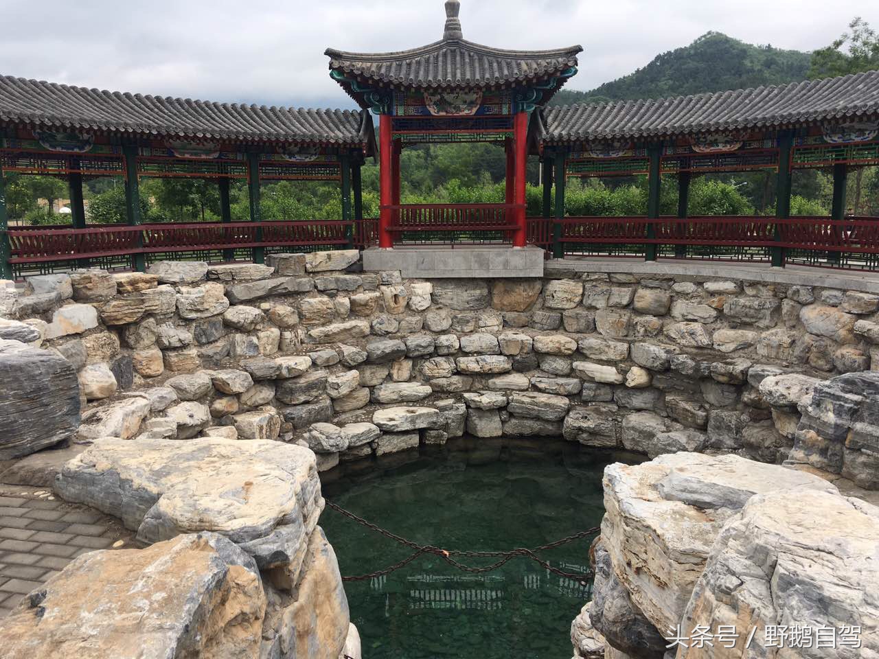 野鹅自驾:一个小泉眼,却养活了整个村子,冒出的气泡酷似珍珠!