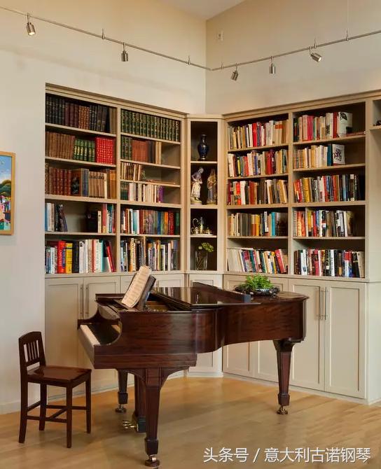 钢琴搬回家方法,钢琴在客厅如何布置