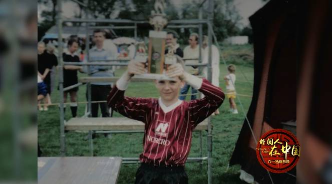 英国爸爸教中国混血儿英语,英国爸爸教混血儿子原视频