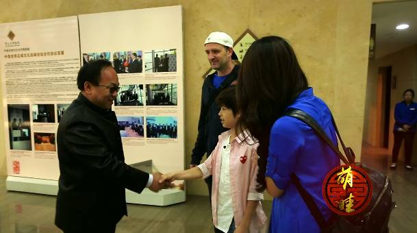 英国爸爸教中国混血儿英语,英国爸爸教混血儿子原视频