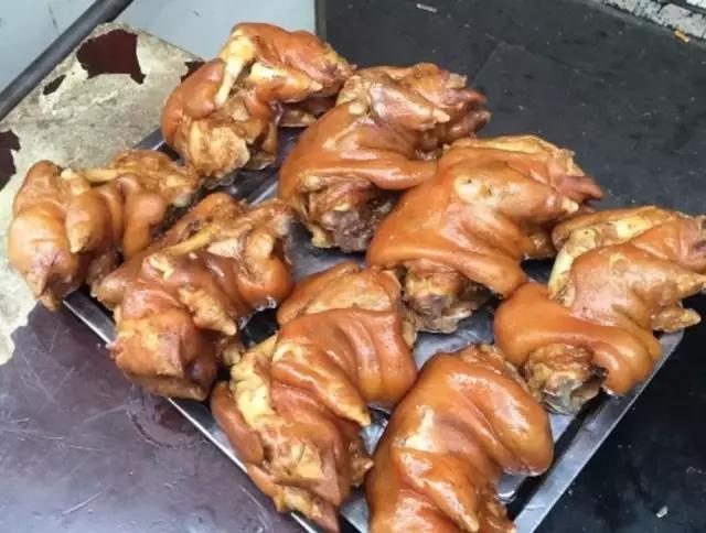 成都的夏夜,就适合穿起拖板儿鞋,整点卤菜,来盘冷啖杯!