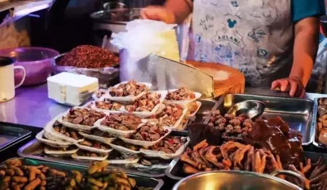 成都的夏夜,就适合穿起拖板儿鞋,整点卤菜,来盘冷啖杯!