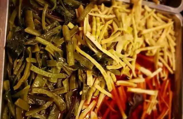 成都的夏夜,就适合穿起拖板儿鞋,整点卤菜,来盘冷啖杯!