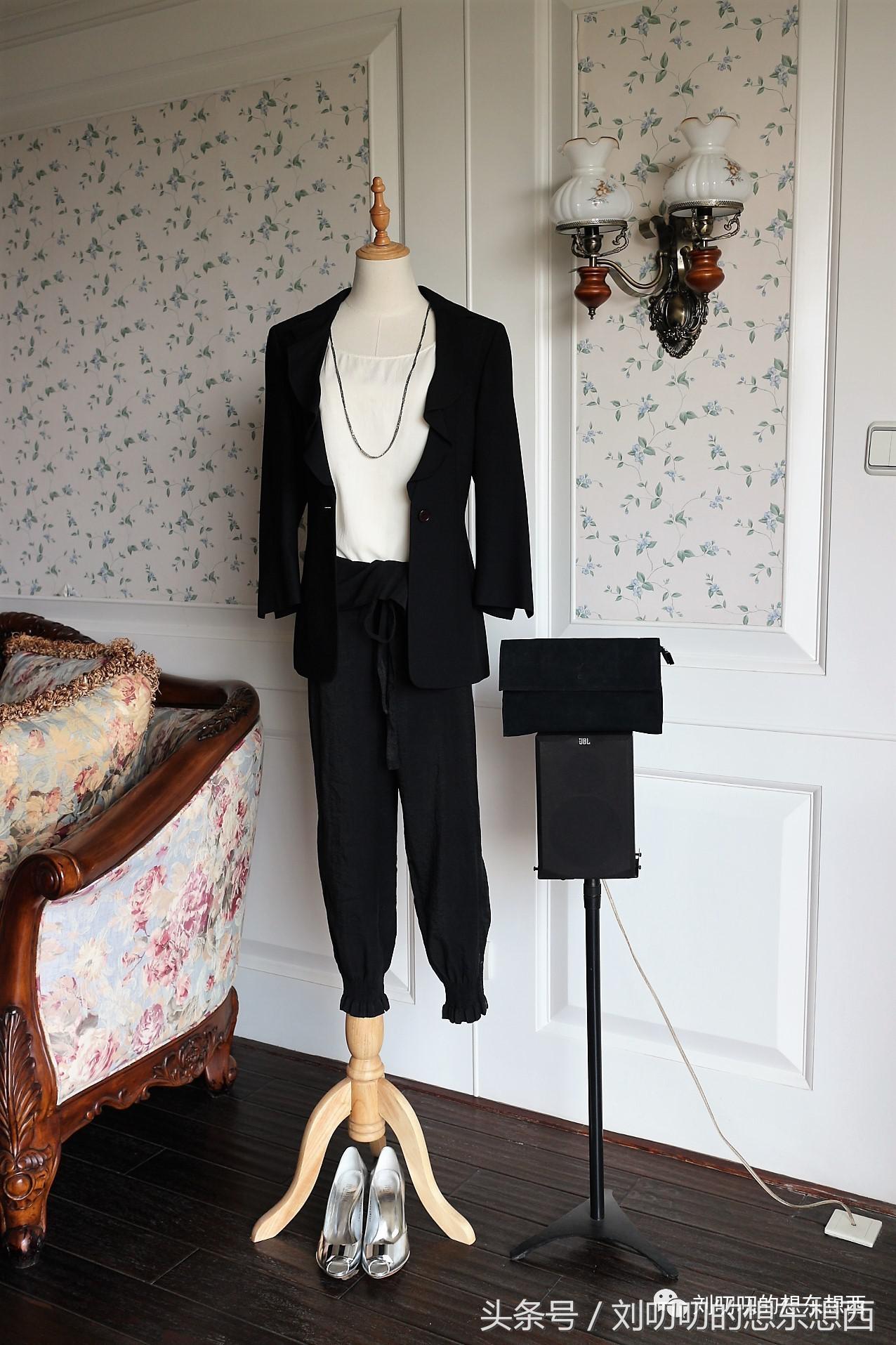 如何把严肃的正装西服穿出不羁感-一日一Look之黑白配二