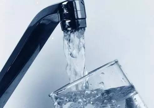 多喝水真的能把体内尿酸降下来吗,尿酸高晚上多喝水对肾有影响吗