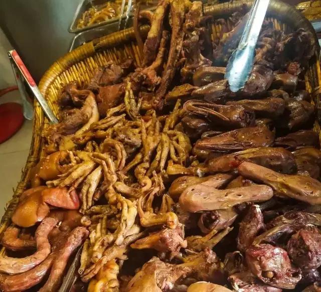 成都的夏夜,就适合穿起拖板儿鞋,整点卤菜,来盘冷啖杯!