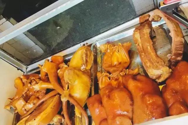 成都的夏夜,就适合穿起拖板儿鞋,整点卤菜,来盘冷啖杯!