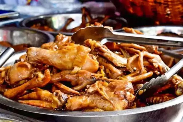 成都的夏夜,就适合穿起拖板儿鞋,整点卤菜,来盘冷啖杯!