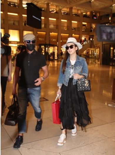 方媛老是被嘲用高仿产品嫁给郭富城后终于用上最新款奢侈包