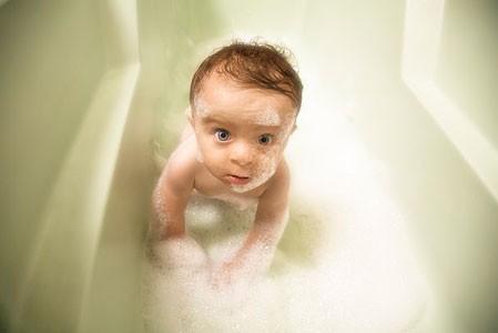 宝宝怕水怎么办,宝宝怕水不愿意洗澡怎么办