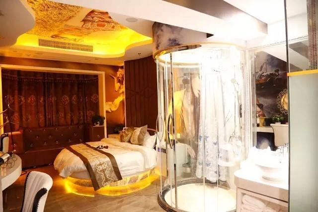 上周末和男朋友去旅游，发现酒店卫生间做成透明的，什么原因啊？