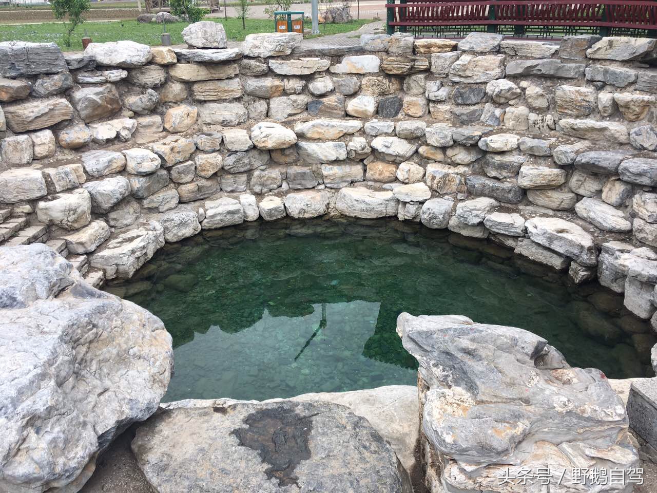 野鹅自驾:一个小泉眼,却养活了整个村子,冒出的气泡酷似珍珠!