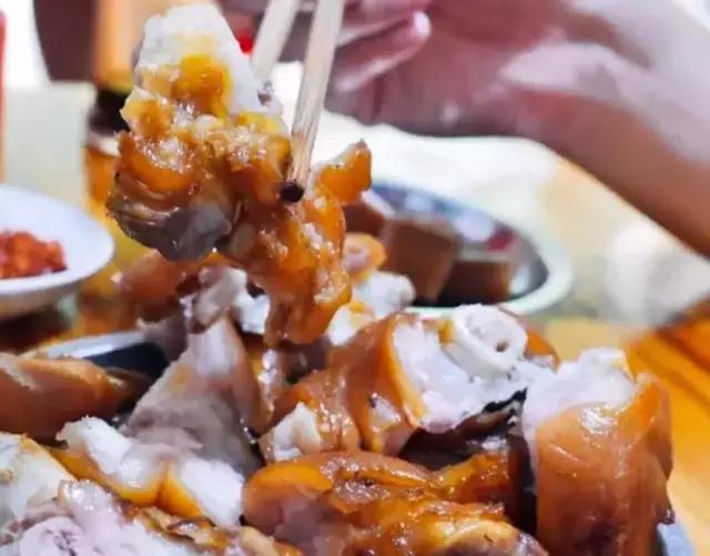 成都的夏夜,就适合穿起拖板儿鞋,整点卤菜,来盘冷啖杯!