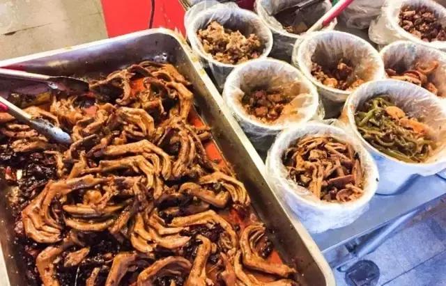 成都的夏夜,就适合穿起拖板儿鞋,整点卤菜,来盘冷啖杯!