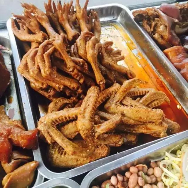 成都的夏夜,就适合穿起拖板儿鞋,整点卤菜,来盘冷啖杯!