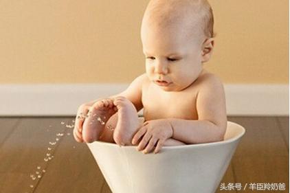 宝宝把尿不尿趴下就尿怎么回事,宝宝把尿放下就尿了怎么办