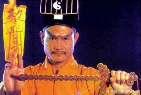 这军阀养了一个师的神棍，上战场画符念咒，发军饷用“死人钱”