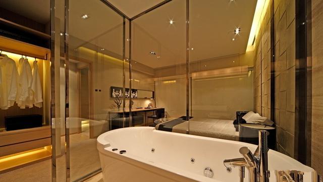 上周末和男朋友去旅游，发现酒店卫生间做成透明的，什么原因啊？