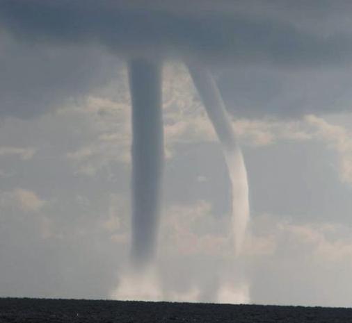 广东海边现龙吸水奇观水柱窜云霄,广西北海水面现龙吸水奇观