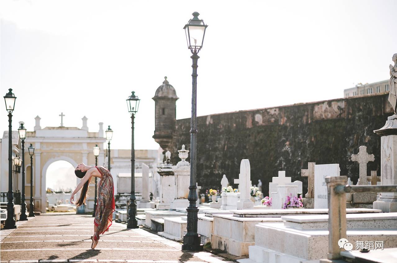 一群芭蕾舞者走上街头,一群芭蕾舞者视频