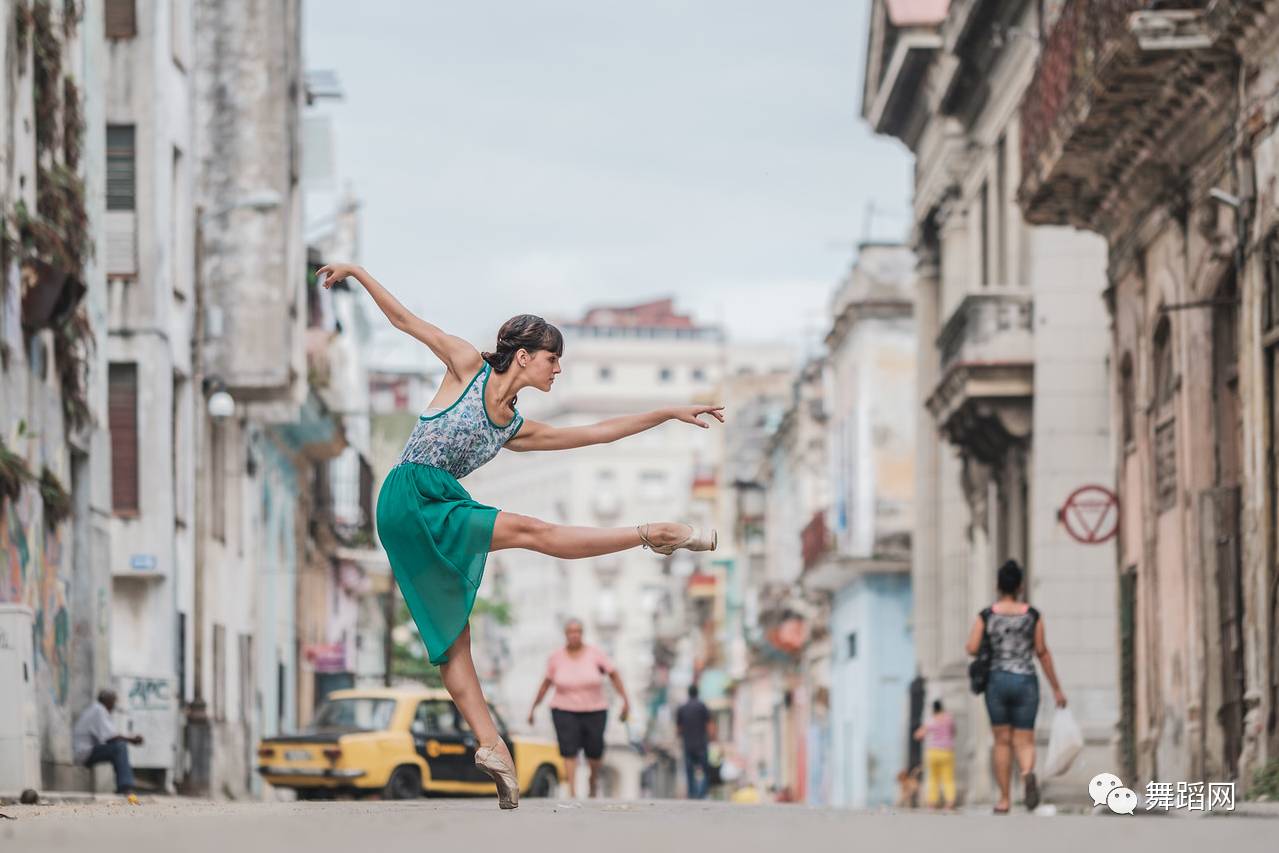 一群芭蕾舞者走上街头,一群芭蕾舞者视频
