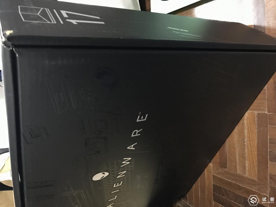 真的是实现了小时候的梦想啊，我大alienware真的是太酷炫了