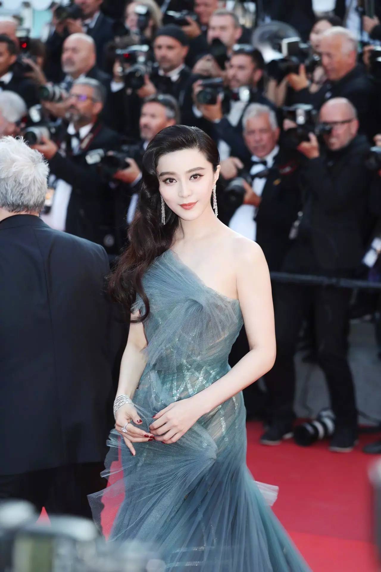 范冰冰全程陪伴,范冰冰踏上戛纳红毯的那一刻