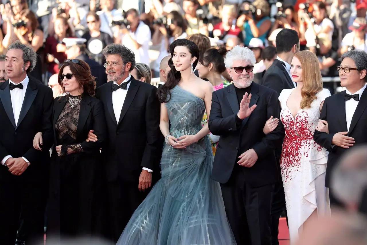 范冰冰全程陪伴,范冰冰踏上戛纳红毯的那一刻