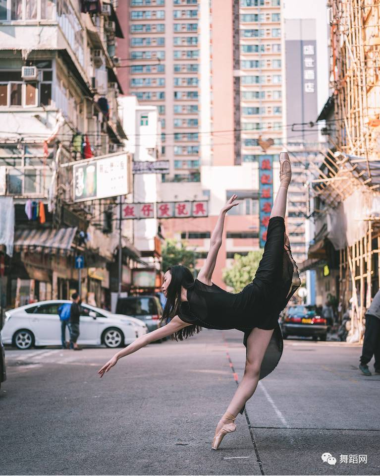 一群芭蕾舞者走上街头,一群芭蕾舞者视频