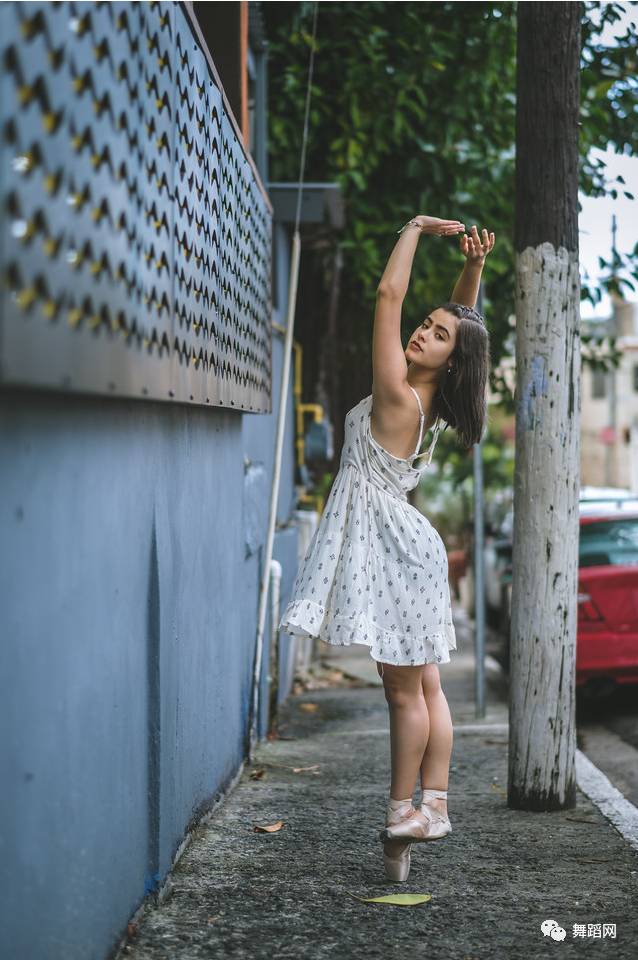 一群芭蕾舞者走上街头,一群芭蕾舞者视频