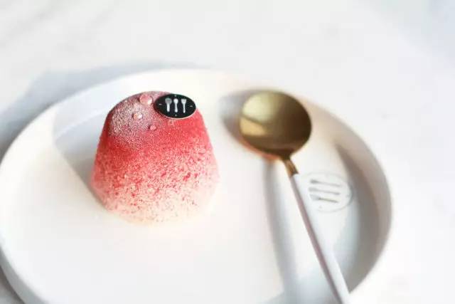 能把一条柴犬请来当服务员，也只有杭州这家新晋网红商场了吧……这波刷卡5折攻略，你一定收好！