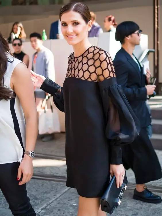 手臂上的筋绷得很紧,手臂粗遮住还是露出来