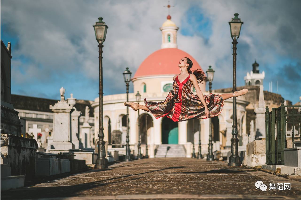 一群芭蕾舞者走上街头,一群芭蕾舞者视频