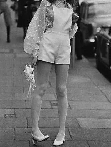 手臂上的筋绷得很紧,手臂粗遮住还是露出来