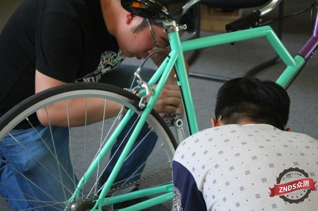 死飞下楼梯漂移各种动作,自行车漂移过弯技巧死飞