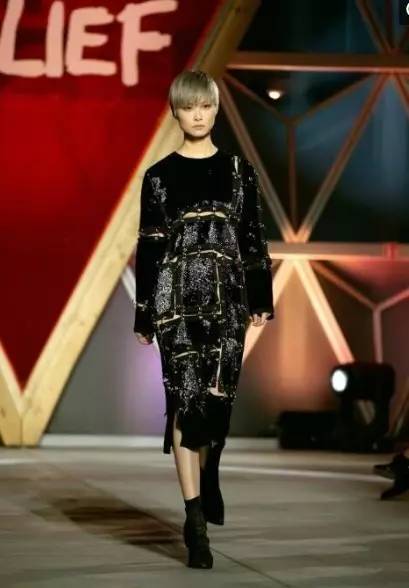 奶奶灰旗袍,李宇春黑色深v领礼服合集