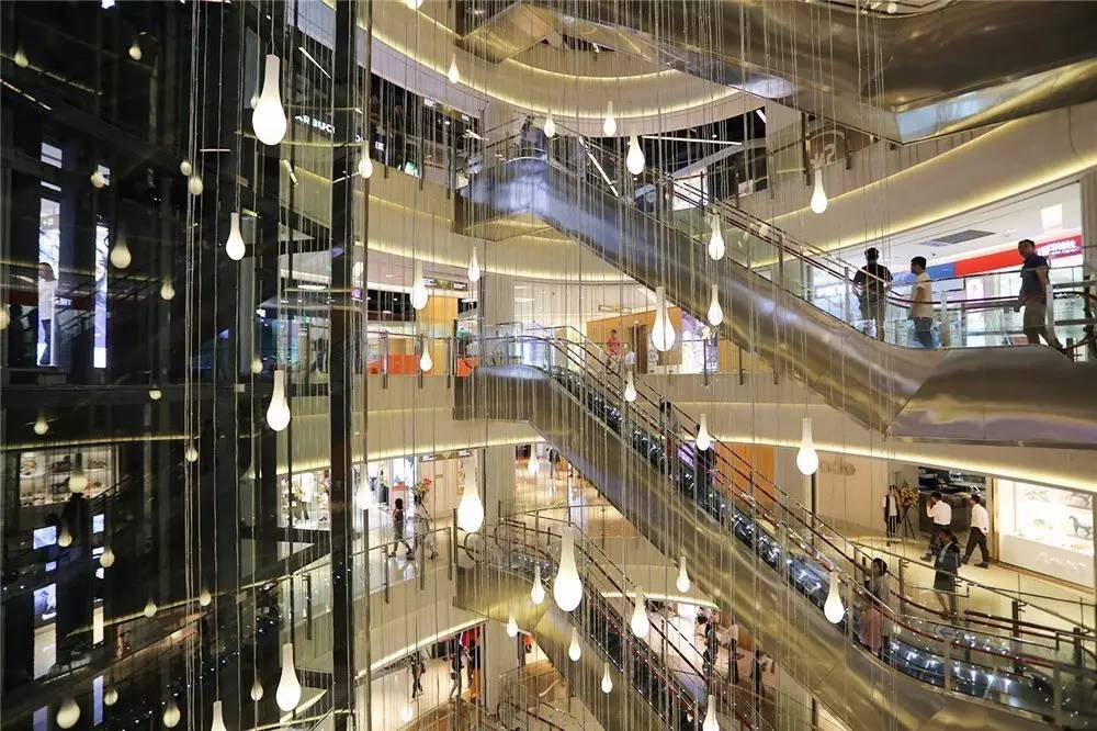 能把一条柴犬请来当服务员，也只有杭州这家新晋网红商场了吧……这波刷卡5折攻略，你一定收好！