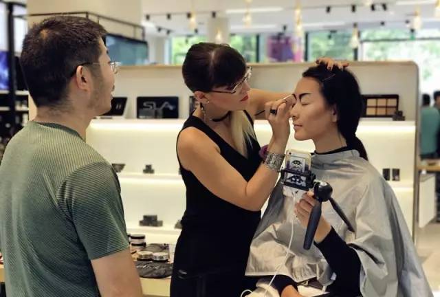 能把一条柴犬请来当服务员，也只有杭州这家新晋网红商场了吧……这波刷卡5折攻略，你一定收好！