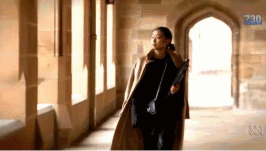 她是身高不到一米六的“丑小鸭”，靠才华和品位玩转时尚圈